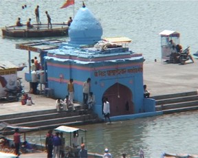 Temple on the ghats 1.jpg