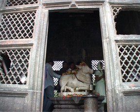 Temple entrance 13 - nandi.jpg